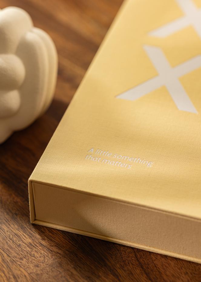 KAILA XOXO Yellow - Coffee Table Photo Album (60 Mustaa sivua / 30 lehte)