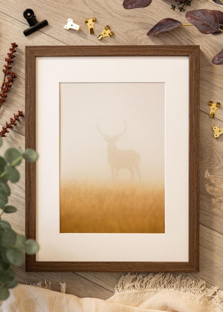 Kehys Hermes Saksanpähkinä 70x90 cm - Passepartout Valkoista 55x70 cm