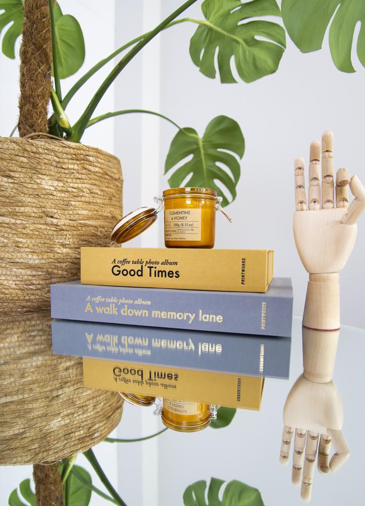 A Walk Down Memory Lane - A Coffee Table Album (60 Mustaa sivua / 30 lehteä)