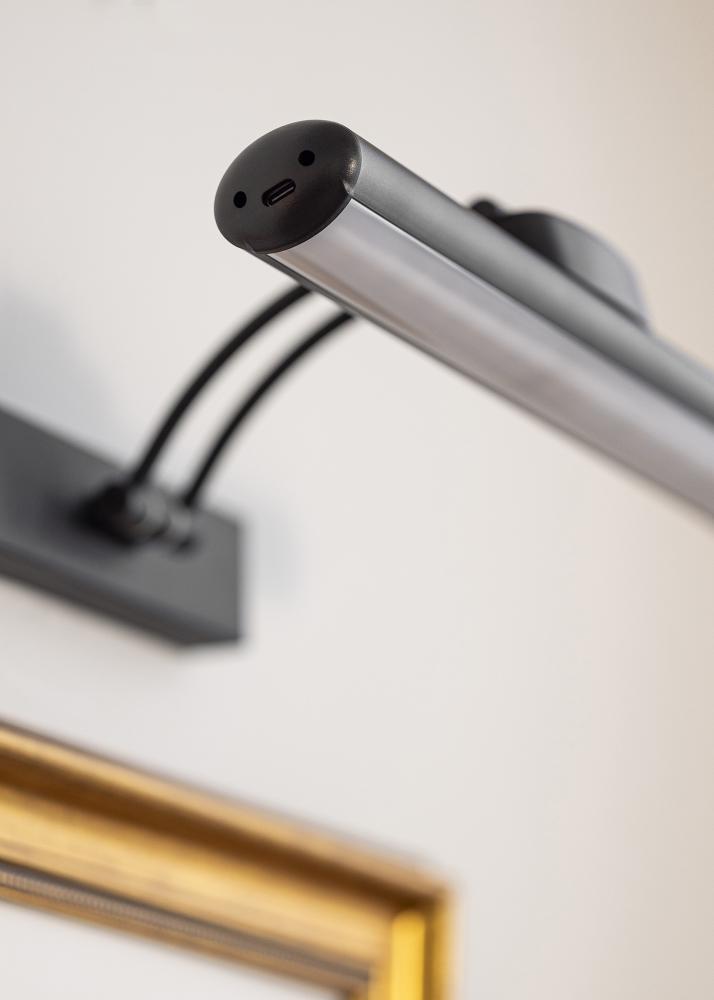 KAILA Gleam Paristokäyttöinen Tauluvalaisin 32 cm - Musta