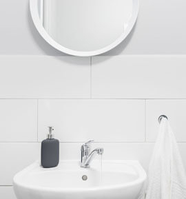 Pyöreä valkoinen peili kylpyhuoneessa