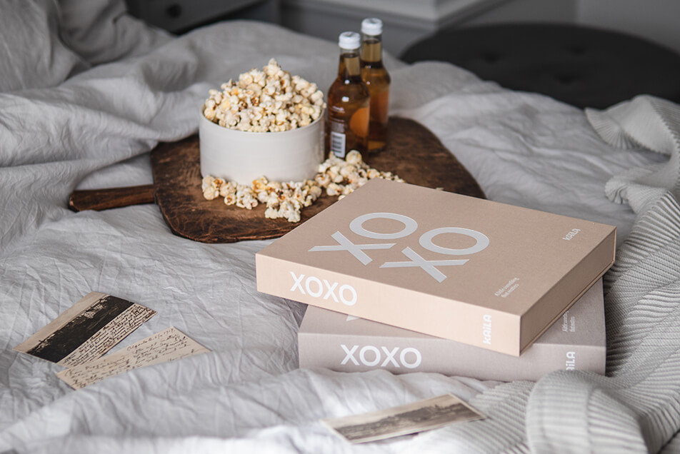 Valokuva-albumi kodikkaassa makuuhuoneessa