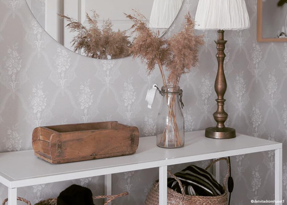 Eteisen sisustus - puukulho pienesineille, pyöreä peili, pronssinvärinen valaisin