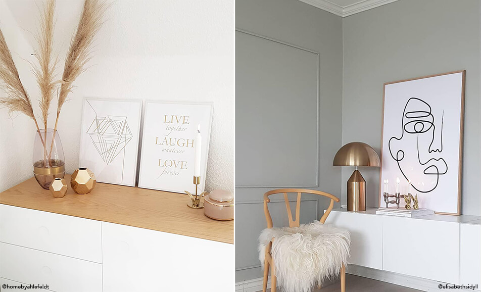 Olohuone vaalealla sisustuksella ja vaaleilla tauluilla