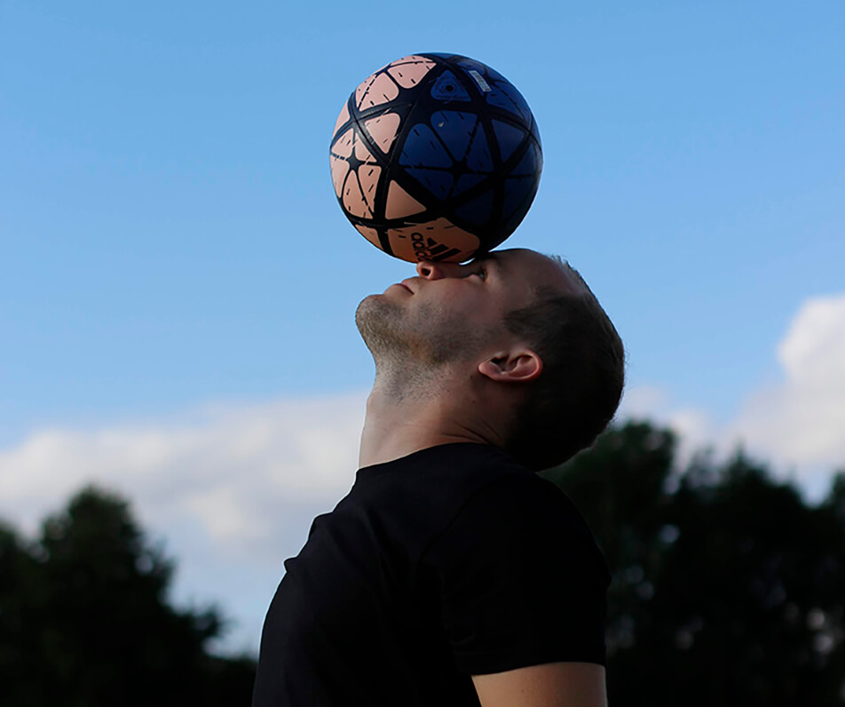 Muotoilija Tim Hansson tekee jalkapallotemppuja