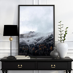 Stilsäker tavelvägg som följer en rät linje Tavelvägg